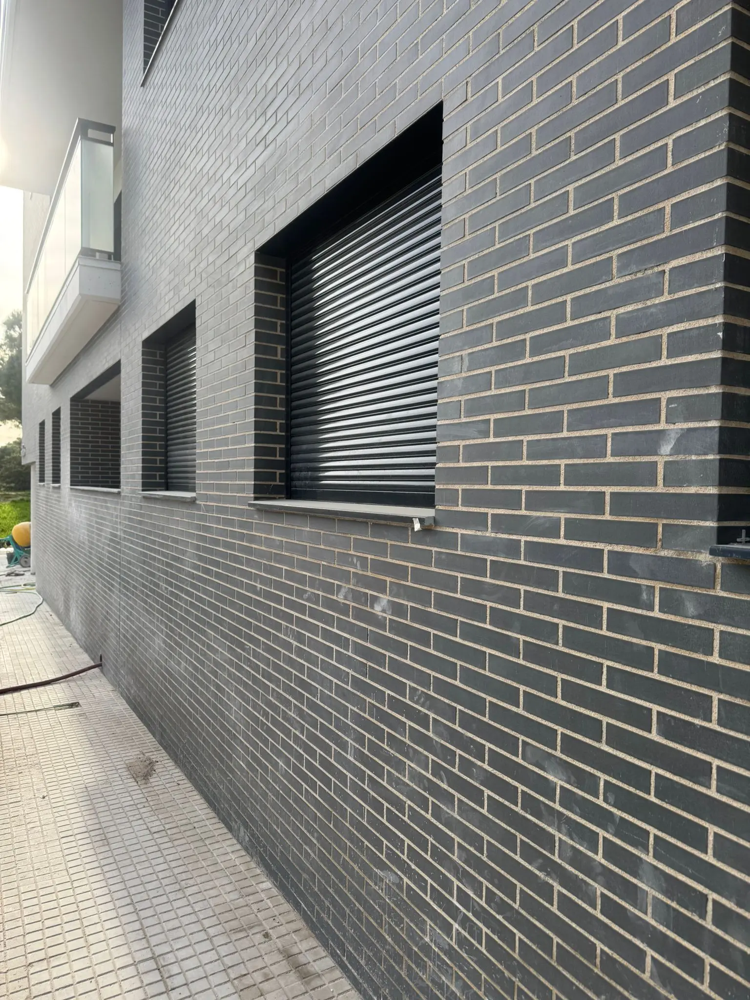 Façana d’obra nova amb maó vist